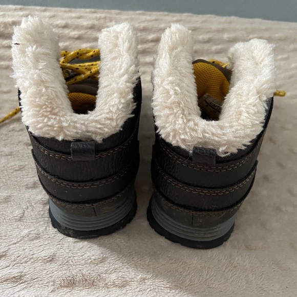 Boys Carter’s winter boots - Picture 2 of 7